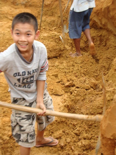 Đổ xô đi đào đá tổ ong bên chân núi Ngự Bình - 2 Đổ xô đi đào đá tổ ong bên chân núi Ngự Bình - 2