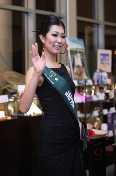 Người đẹp Mông Cổ nhiệt tình làm… phiên dịch viên - 2