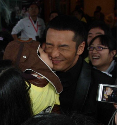 Huỳnh Hiểu Minh nhận được nụ hôn bất ngờ từ fan nhí - 3