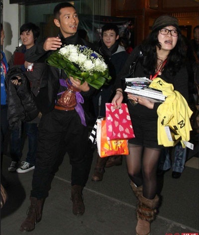 Huỳnh Hiểu Minh nhận được nụ hôn bất ngờ từ fan nhí - 1