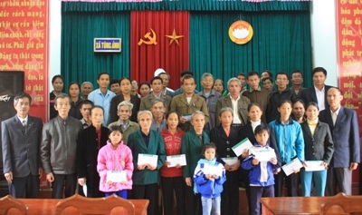 40 hộ dân vùng ngoài đê sông La tiếp tục nhận quà cứu trợ - 2