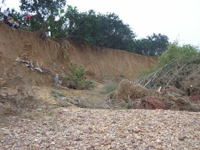 Hà bá “nuốt” làng sau lũ  - 11