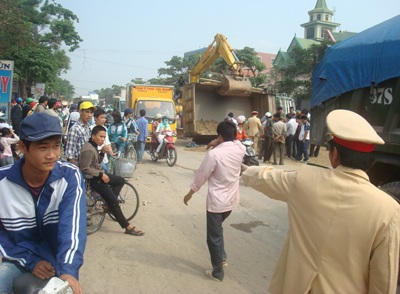 Lật xe tải chở cát, một học sinh chết thảm - 1