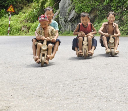 Thú vui ... thót tim của những đứa trẻ vùng cao - 1