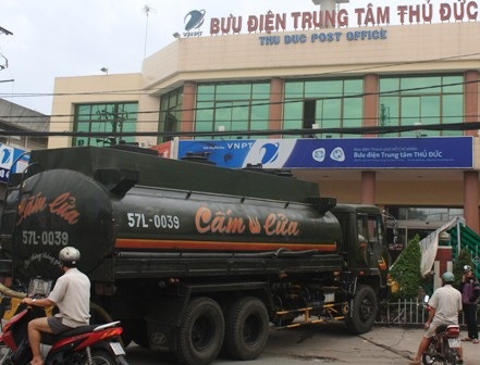 Xe bồn chở xăng “hỏi thăm” bưu điện - 1