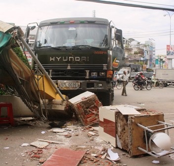 Xe bồn chở xăng “hỏi thăm” bưu điện - 2