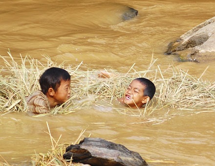 Thú vui ... thót tim của những đứa trẻ vùng cao - 6