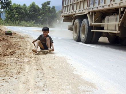 Thú vui ... thót tim của những đứa trẻ vùng cao - 8