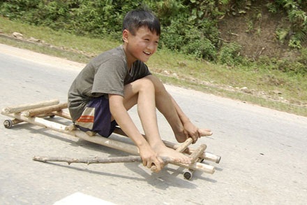 Thú vui ... thót tim của những đứa trẻ vùng cao - 9