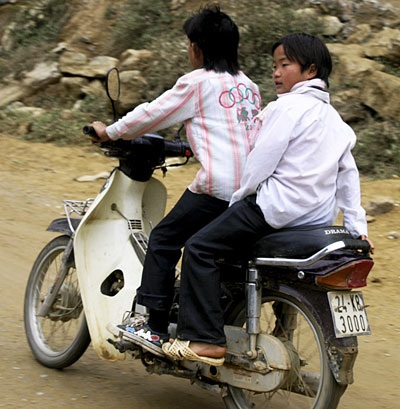 Thú vui ... thót tim của những đứa trẻ vùng cao - 10