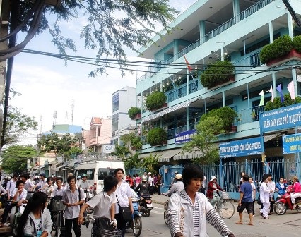 Hỗn chiến trong trường, 3 nam sinh bị chém trọng thương - 1