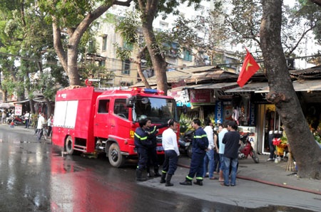 Khoét trần thắp hương, khu tập thể cháy dữ dội - 3 Khoét trần thắp hương, khu tập thể cháy dữ dội - 3