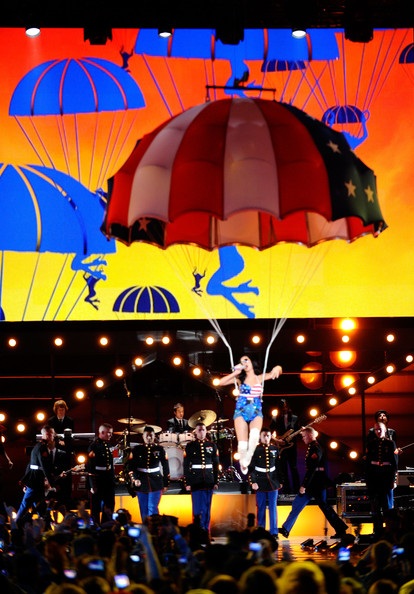 Katy Perry, Keri Hilson, Kathy Griffin “đọ dáng” - 7