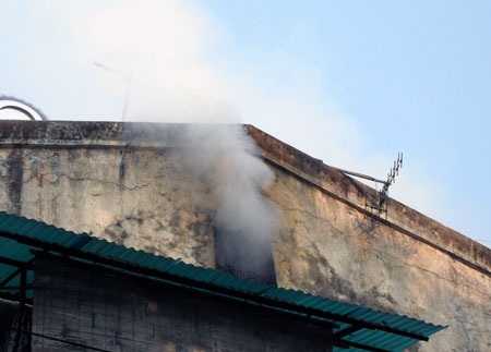 Khoét trần thắp hương, khu tập thể cháy dữ dội - 1 Khoét trần thắp hương, khu tập thể cháy dữ dội - 1