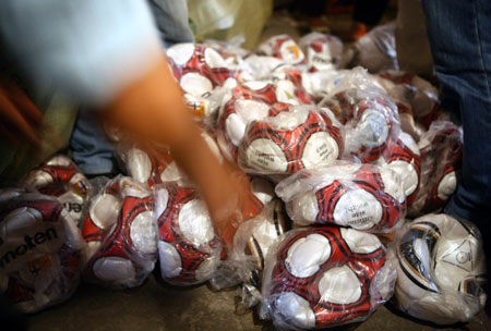 Phát hiện kho đồ thể thao giả hàng hiệu - 2 Phát hiện kho đồ thể thao giả hàng hiệu - 2