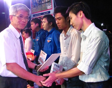 Phú Yên: Trao 55 suất học bổng cho học sinh, sinh viên vùng lũ - 1