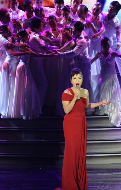 Mỹ Linh thể hiện bản lĩnh diva trong đêm chung kết Hoa hậu trái đất - 6 Mỹ Linh thể hiện bản lĩnh diva trong đêm chung kết Hoa hậu trái đất - 6