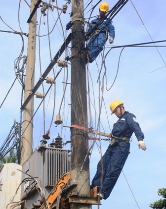 Cháy cột điện sát trạm biến thế, quốc lộ 1A hỗn loạn - 1 Cháy cột điện sát trạm biến thế, quốc lộ 1A hỗn loạn - 1