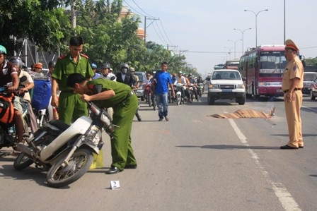 Cháy cột điện sát trạm biến thế, quốc lộ 1A hỗn loạn - 2 Cháy cột điện sát trạm biến thế, quốc lộ 1A hỗn loạn - 2