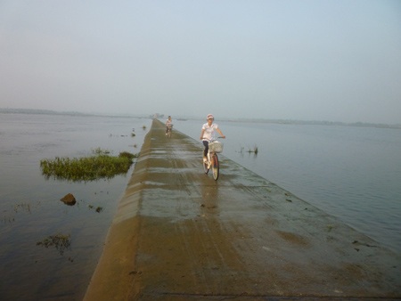 “Đùa" với Hà Bá để được học chữ - 2