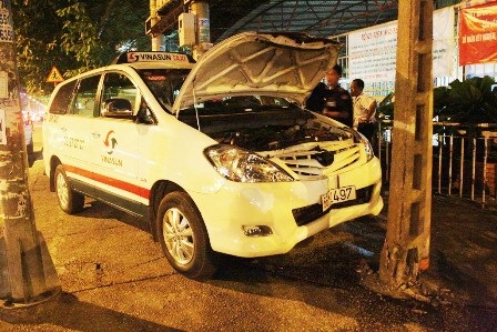 Tài xế taxi đột tử sau khi tông vào cột điện - 1