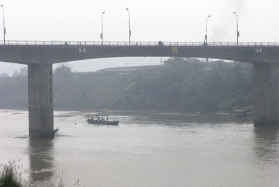 Ngang nhiên dùng thuyền máy khai thác cát sỏi cạnh mố cầu Phố Mới - 1 Ngang nhiên dùng thuyền máy khai thác cát sỏi cạnh mố cầu Phố Mới - 1