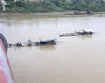 Ngang nhiên dùng thuyền máy khai thác cát sỏi cạnh mố cầu Phố Mới - 2 Ngang nhiên dùng thuyền máy khai thác cát sỏi cạnh mố cầu Phố Mới - 2