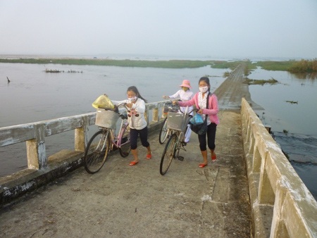 “Đùa" với Hà Bá để được học chữ - 1