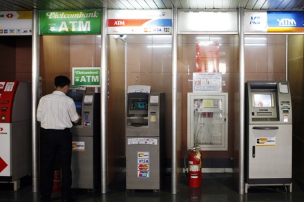 Khách quốc tế tăng cường rút tiền qua máy ATM tại Việt Nam - 1 Khách quốc tế tăng cường rút tiền qua máy ATM tại Việt Nam - 1