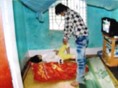 Bịt miệng cháu bé 11 tuổi để hãm hiếp - 1