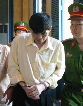 “Nhắm mắt” nhận 300 triệu đồng, một hiệu phó vào tù - 1