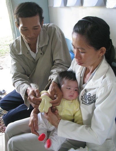 Cháu bé bị thả thùng xốp trôi sông chính thức nhận bố mẹ nuôi - 3 Cháu bé bị thả thùng xốp trôi sông chính thức nhận bố mẹ nuôi - 3