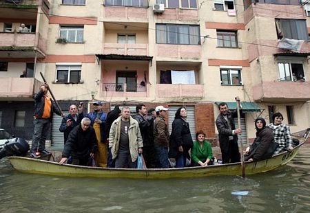 Trận lụt lịch sử càn quét vùng Balkan - 10