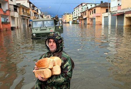 Trận lụt lịch sử càn quét vùng Balkan - 7