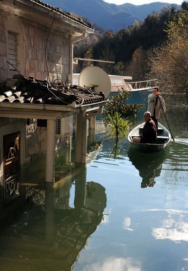 Trận lụt lịch sử càn quét vùng Balkan - 3