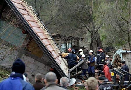 Trận lụt lịch sử càn quét vùng Balkan - 13