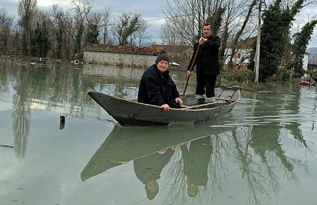Trận lụt lịch sử càn quét vùng Balkan - 12