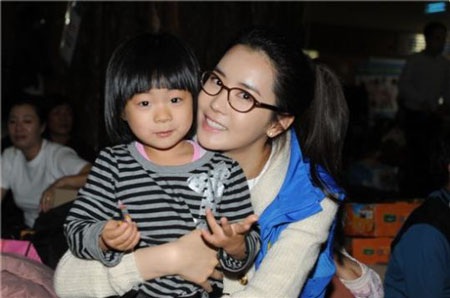 Lee Da Hae, Goo Hye Sun thăm hỏi người dân đảo Yeonpyeong - 1 Lee Da Hae, Goo Hye Sun thăm hỏi người dân đảo Yeonpyeong - 1