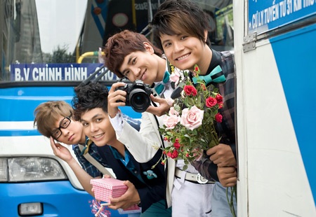 Tường Vy tinh nghịch bên V.Music - 3