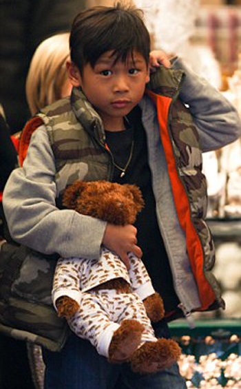 Pax Thiên “trốn” thợ săn ảnh - 1 Pax Thiên “trốn” thợ săn ảnh - 1