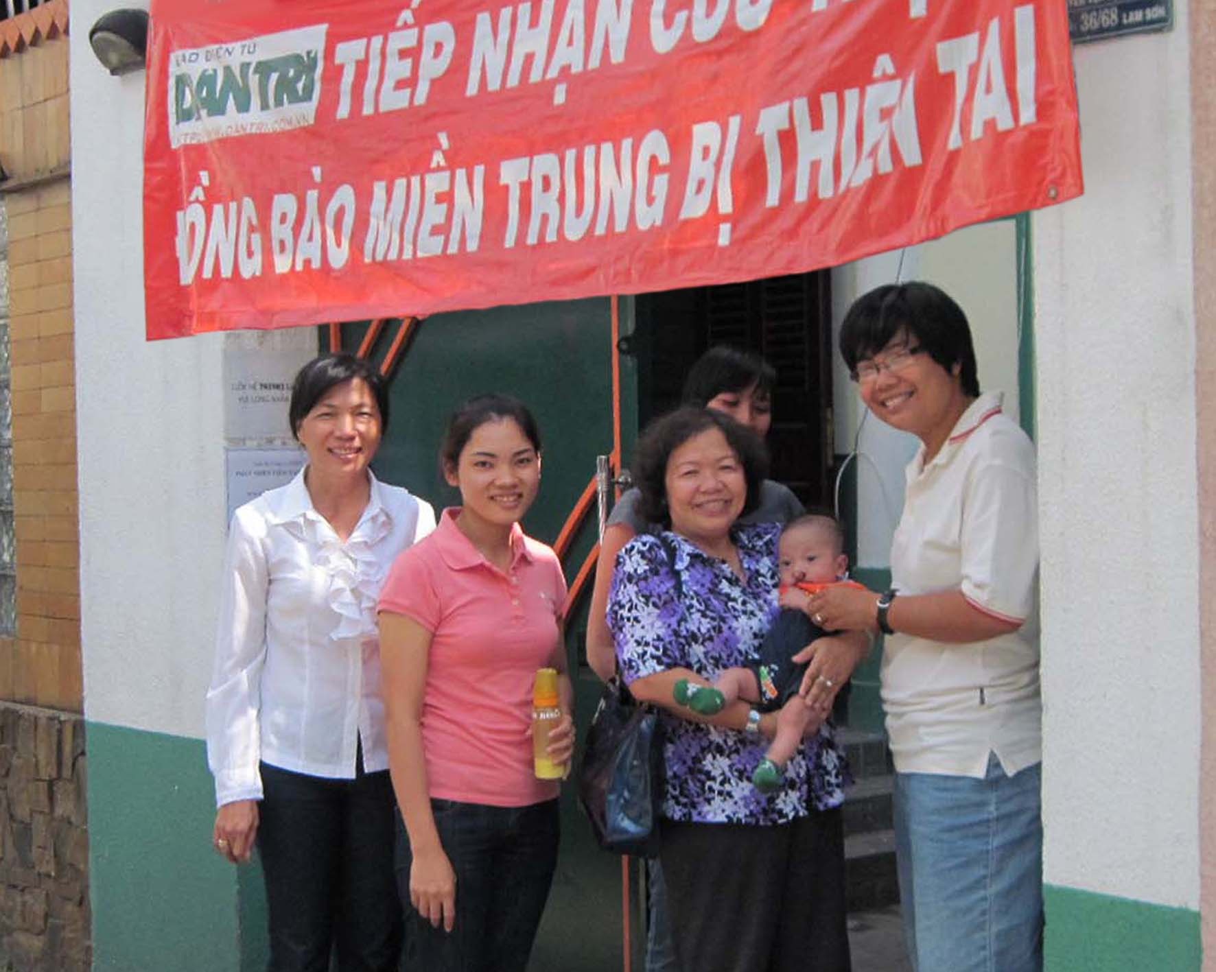 Bé Nhân Nghĩa thăm “nhà” Dân trí - 1 Bé Nhân Nghĩa thăm “nhà” Dân trí - 1