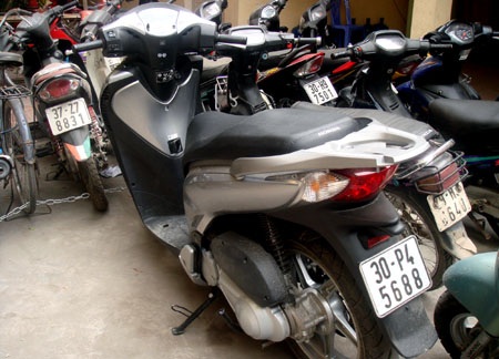 Đôi nam nữ đi SH vượt đèn đỏ còn dùng gạch tấn công CSGT - 1