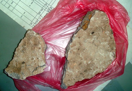 Đôi nam nữ đi SH vượt đèn đỏ còn dùng gạch tấn công CSGT - 2