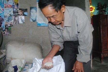 Xử nghiêm cán bộ bắt dân nghèo đóng tiền khi nhận gạo cứu trợ - 1 Xử nghiêm cán bộ bắt dân nghèo đóng tiền khi nhận gạo cứu trợ - 1