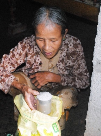 Xử nghiêm cán bộ bắt dân nghèo đóng tiền khi nhận gạo cứu trợ - 2 Xử nghiêm cán bộ bắt dân nghèo đóng tiền khi nhận gạo cứu trợ - 2