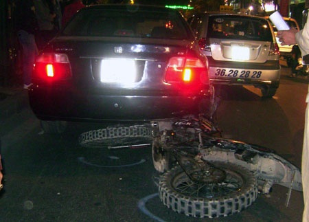 Tai nạn liên hoàn, xe máy kẹt cứng dưới gầm ô tô - 1