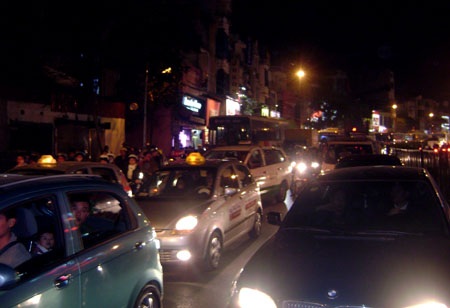 Tai nạn liên hoàn, xe máy kẹt cứng dưới gầm ô tô - 2