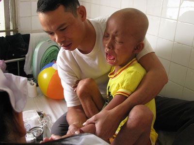 Em bé Cơ Tu đau đớn chống chọi với tử thần - 1