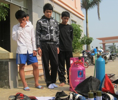 Học sinh cấp 2 ra tay “hạ” máy ATM để trộm tiền - 1