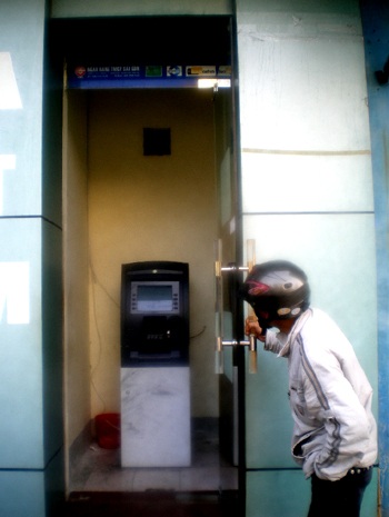 Vụ 3 học sinh cắt máy ATM: Một người là cầu thủ U15 SLNA - 2